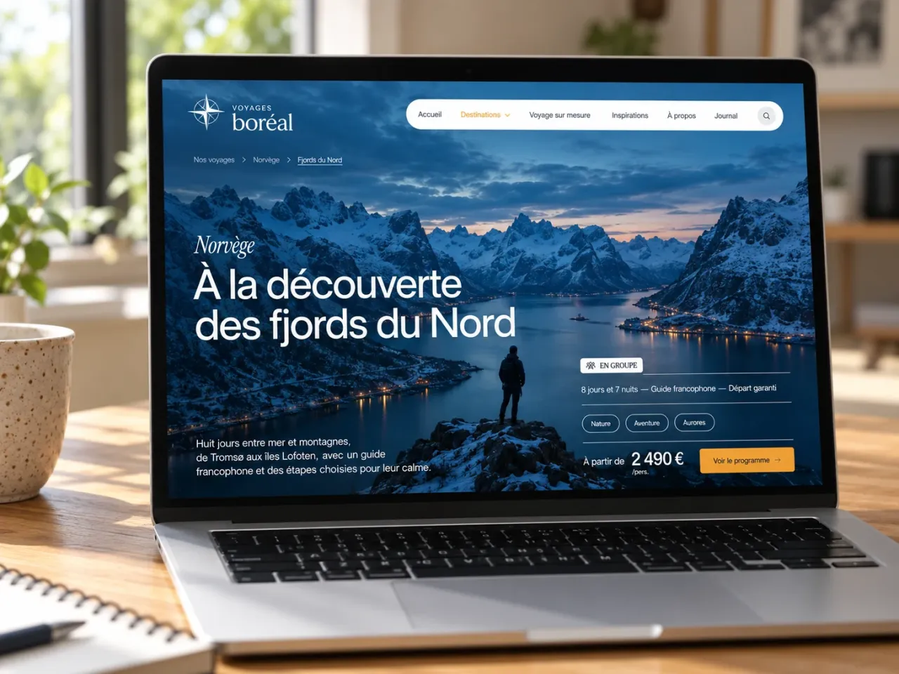Mockup d’un site web haut de gamme pour une agence de voyage, mettant en avant un séjour dans les fjords de Norvège sur un ordinateur portable.