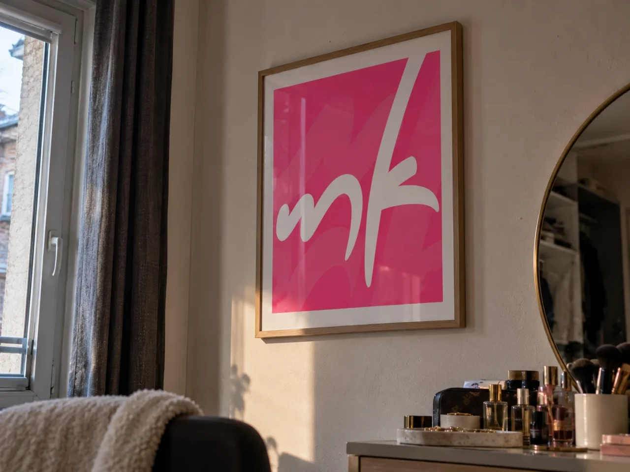 Cadre décoratif MK Beauty aux tons rose et blanc, intégré dans un intérieur d’appartement réaliste et chaleureux, illustrant l’univers visuel de la marque.