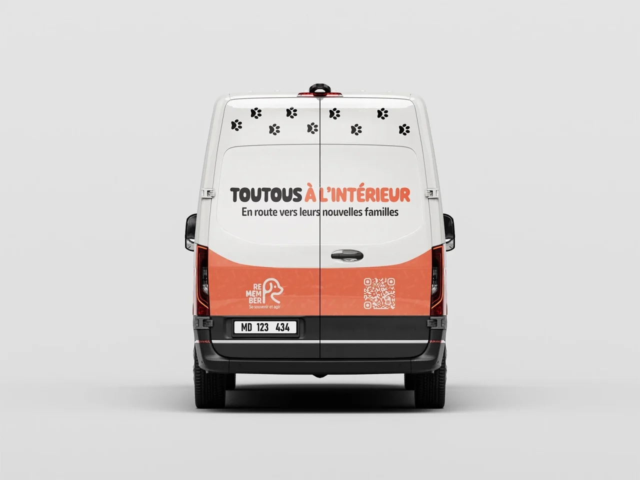 Marquage arrière du véhicule Remember Me France avec le message « Toutous à l’intérieur », le logo de l’association et un QR code.