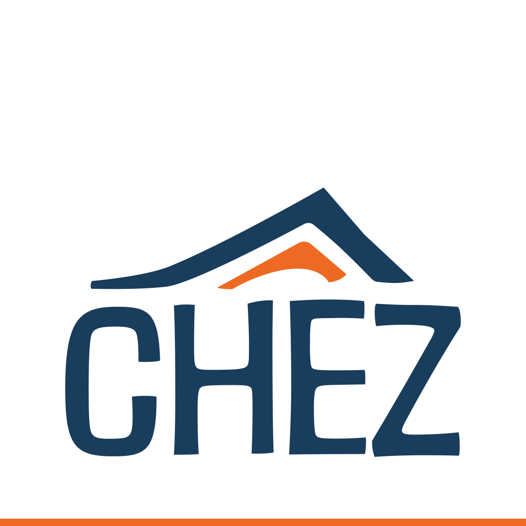 Lettrage sur mesure « Chez » surmonté d’une toiture stylisée.