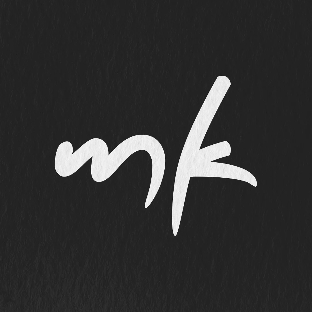 Version blanche du monogramme MK Beauty sur fond noir, pensée pour les supports de communication à fort contraste.