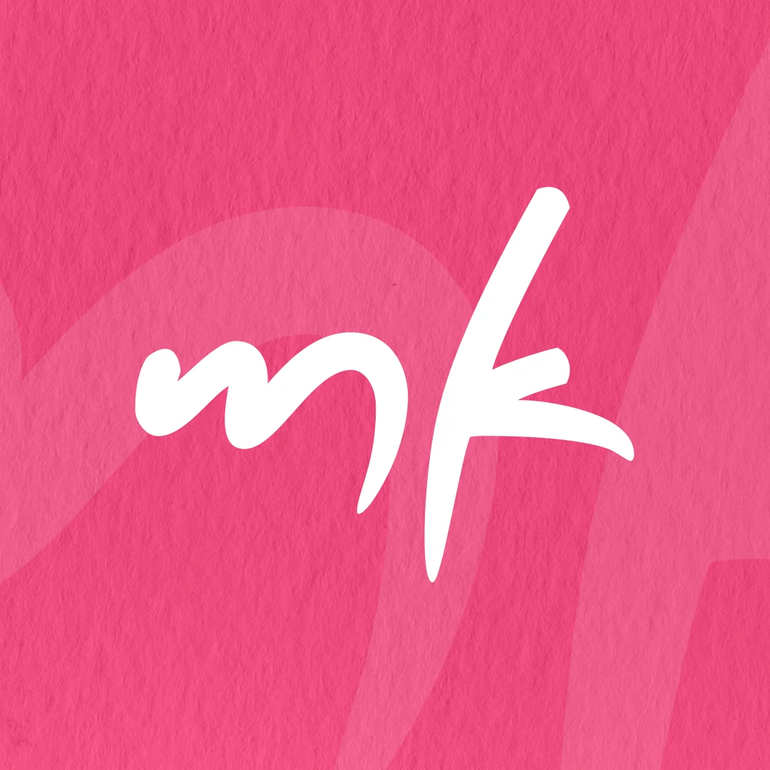 Déclinaison blanche du logo MK Beauty sur un fond rose, issue de l’identité visuelle conçue pour l’esthéticienne.